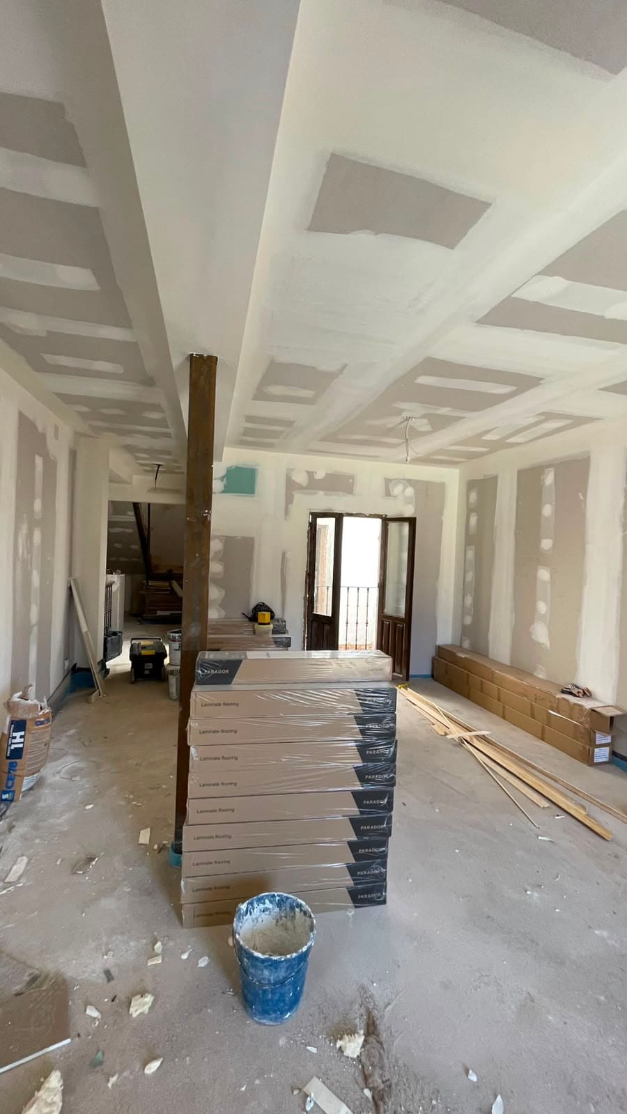 Obra de techos y trasdosados de pladur en salón de vivienda