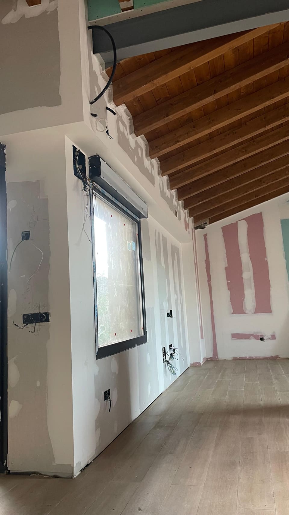 Trasdosado de pladur con placas ignífugas y resistentes a humedad