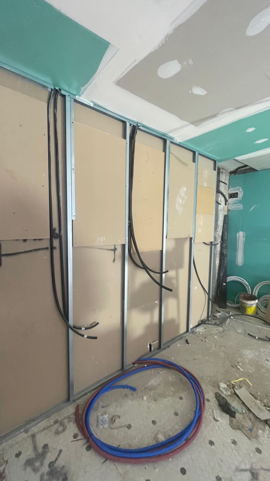Estructura metálica de trasdosado de pladur con paso de instalaciones