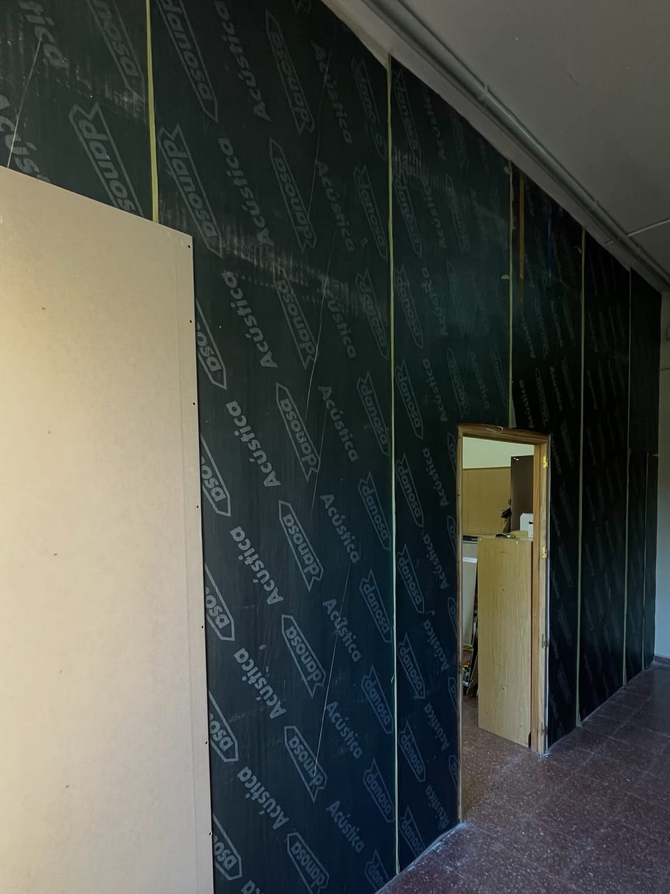 Instalación de aislamiento acústico bajo trasdosado de pladur