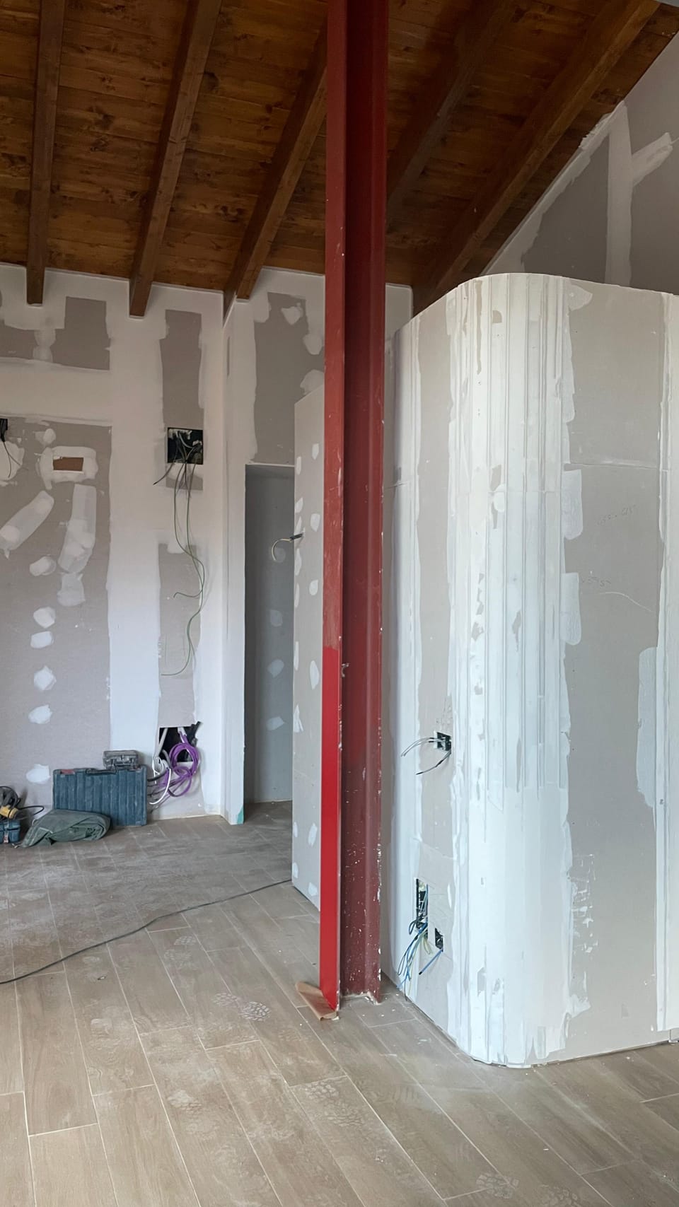 Tabique de pladur con esquina curva en vivienda en obra