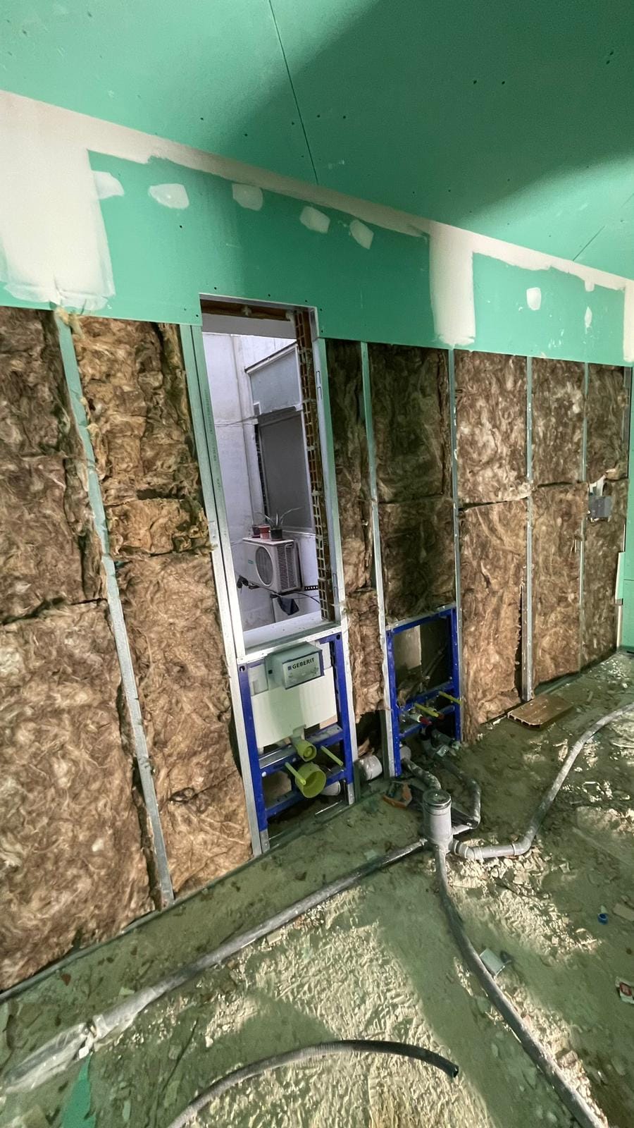 Tabique de pladur hidrófugo con aislamiento de lana mineral en zona de baño