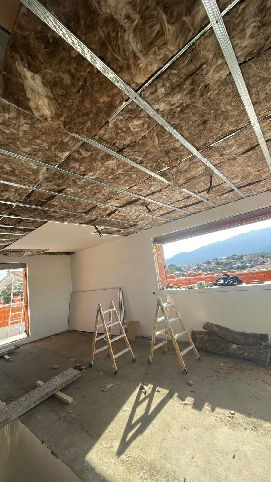 Estructura de falso techo con aislamiento de lana mineral y placa de pladur